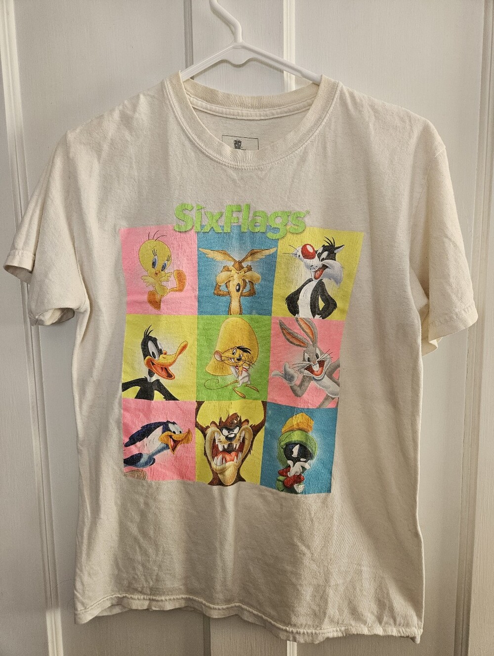 Vintage Six Flags Looney Tunes Panel Graphic Tee Shirt